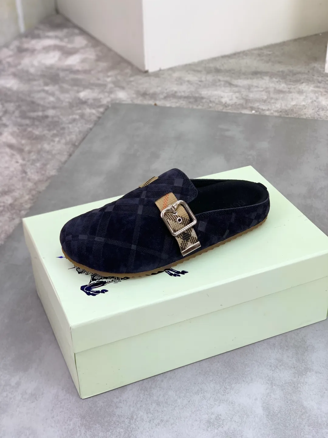 Men's Men's Shoes 💰P620 💰【New Style】Top Version 🆘【Burberry】New Burberry Slippers are on the market with perfect workmanship! 🔥Perfect shape and top quality🙈Non-slip and wear-resistant high-end rubber outsole👣Versatile and comfortable shoes, standard size: 39-45 (38 46 customized) 5️⃣colors available Top-quality packaging